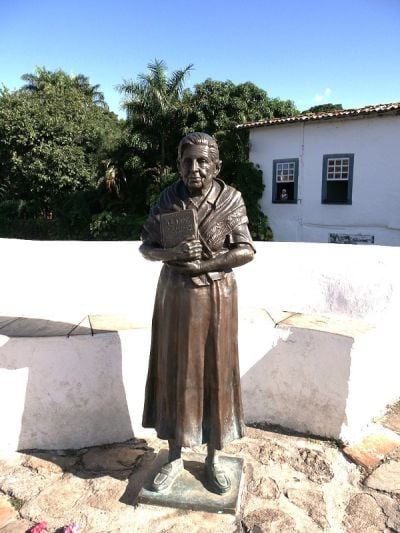 Cora Coralina Statue (c) Kathryn Folland 600x800.jpg
